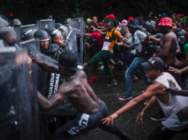 Migranţii au aruncat pietre asupra gărzilor naţionale care le blocau drumul