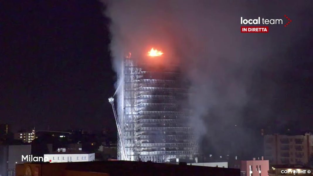O clădire cu 20 de etaje, devastată de un incendiu uriaş la Milano