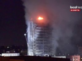 O clădire cu 20 de etaje, devastată de un incendiu uriaş la Milano