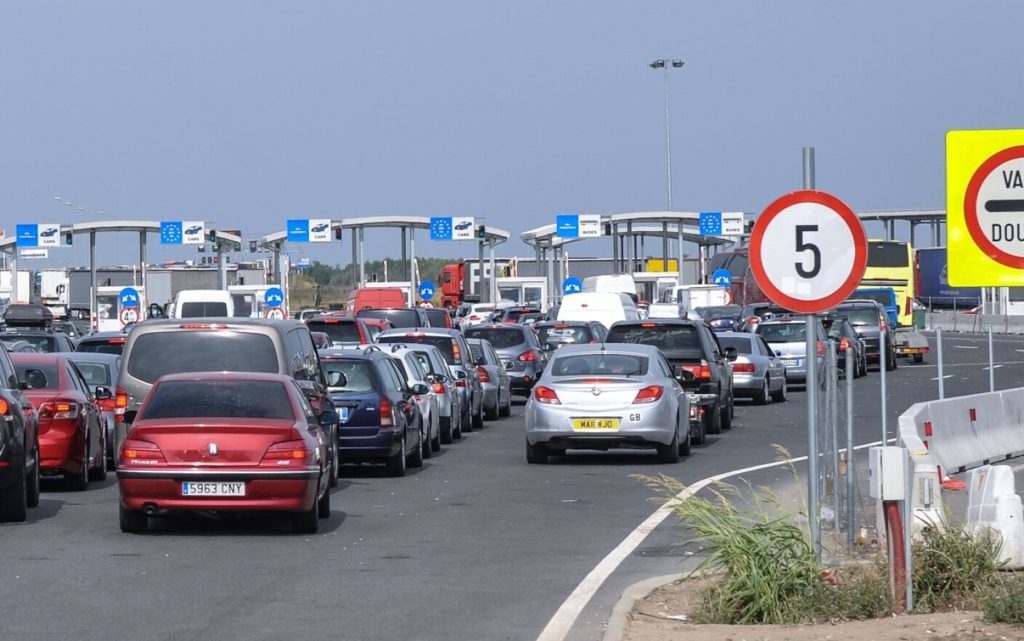 Punctele de trecere a Frontierei Nădlac I şi Nădlac II, aglomerate. Șoferii aşteaptă două ore în coloane