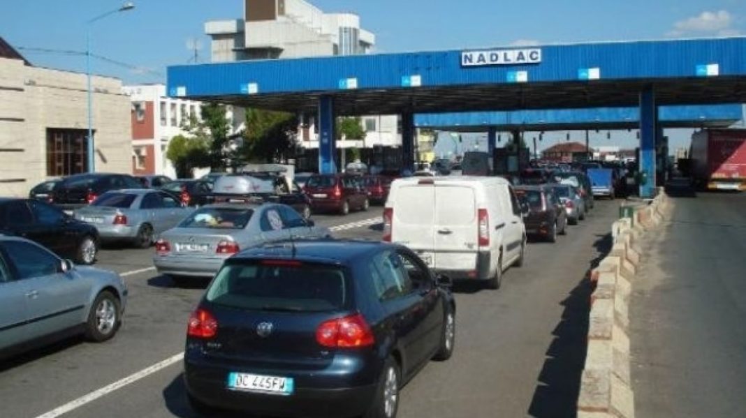 Unele puncte de trecere a frontierei spre Ungaria sunt aglomerate. La Nădlac II se aşteaptă o oră