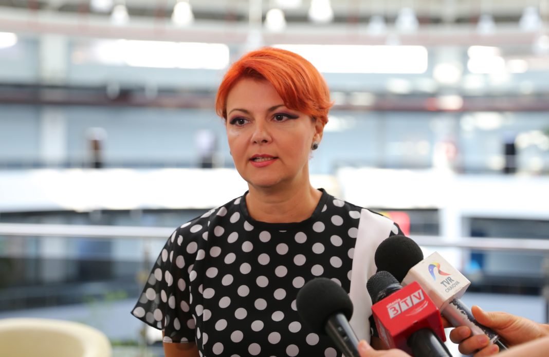 Olguţa schimbă gazonul. Olguţa Vasilescu anunţă un concert pe stadionul „Ion Oblemenco“, anul viitor. Apoi schimbă iar gazonul. De fapt, l-ar schimba „de câte ori este nevoie“.