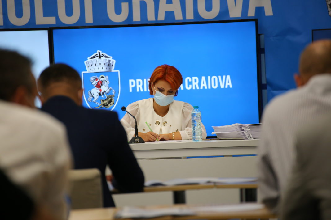 Consilierii locali din partea PNL au pus tunurile pe Olguţa Vasilescu nu doar în şedinţa Consiliului Local Craiova, ci şi după şedinţă