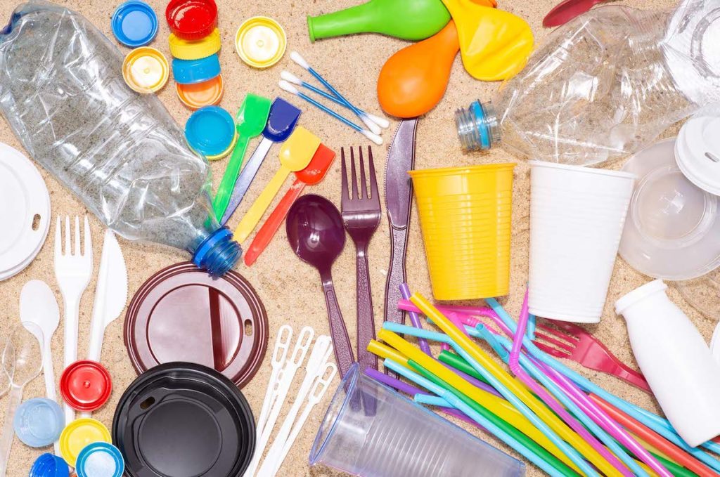 Farfuriile, tacâmurile şi paharele din plastic, interzise în România