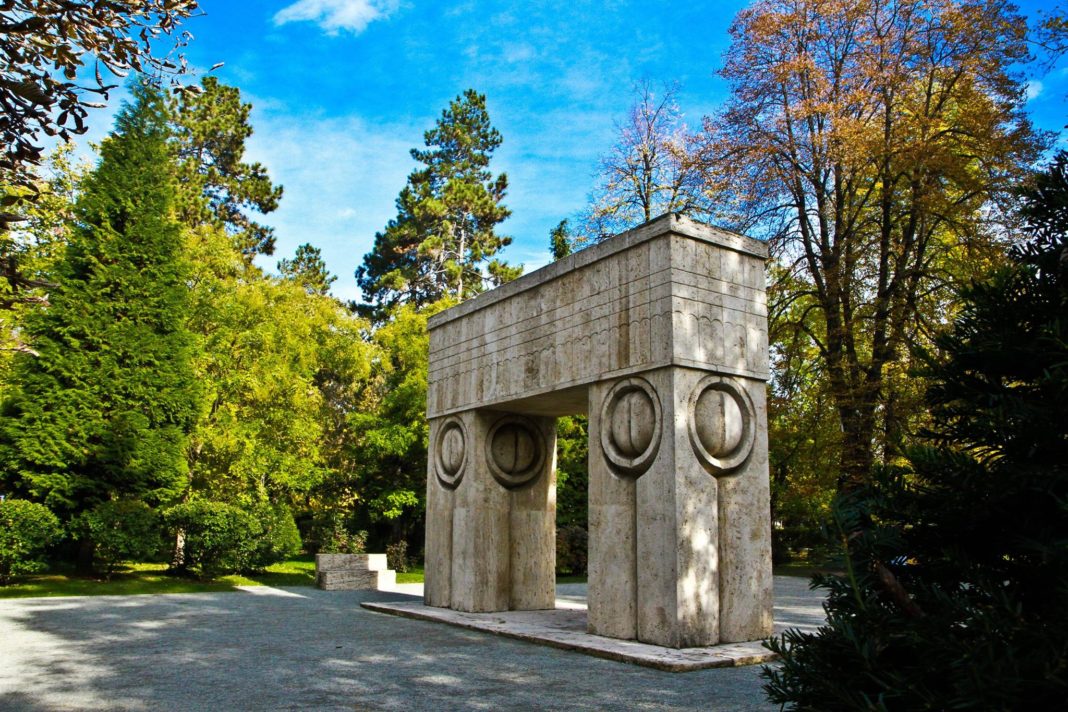 Poarta Sărutului, opera lui Constantin Brâncuși din Parcul Central