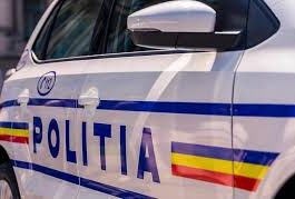 Un tânăr care furase o mașină a lovit o autospecială de poliție