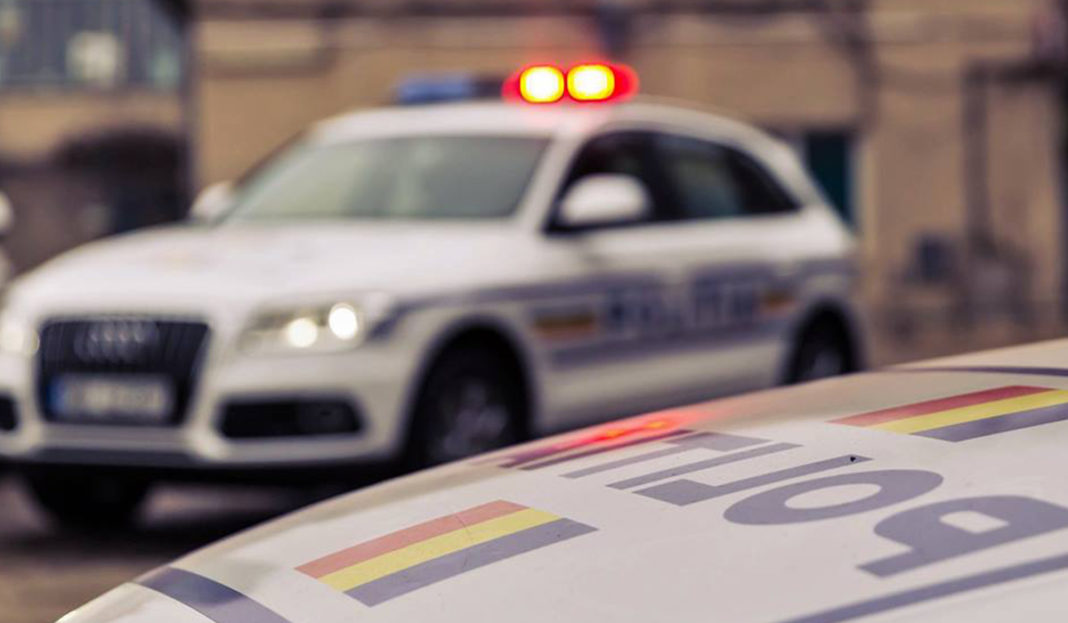 Bărbat băut și fără permis, oprit de polițiști cu focuri de armă. Tatăl și fratele lui au vrut să bată agenții