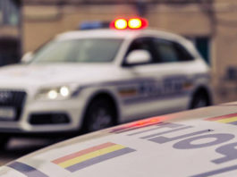 Bărbat băut și fără permis, oprit de polițiști cu focuri de armă. Tatăl și fratele lui au vrut să bată agenții