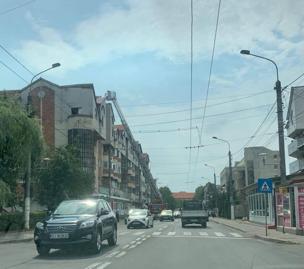 Târgu Jiu: Pompierii îndepărtează ţigla care stă să cadă de pe un bloc