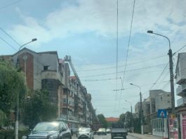 Târgu Jiu: Pompierii îndepărtează ţigla care stă să cadă de pe un bloc
