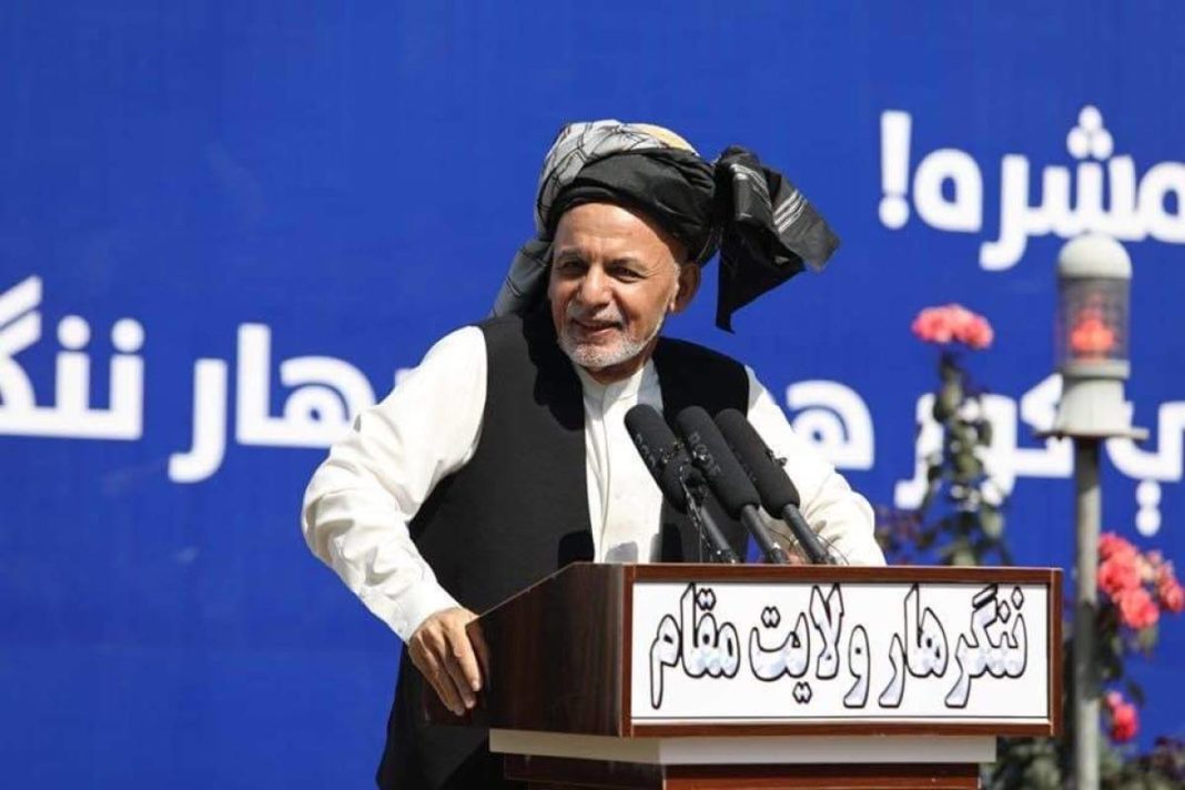 Preşedintele Afganistanului ar fi fugit cu patru maşini şi un elicopter pline cu bani