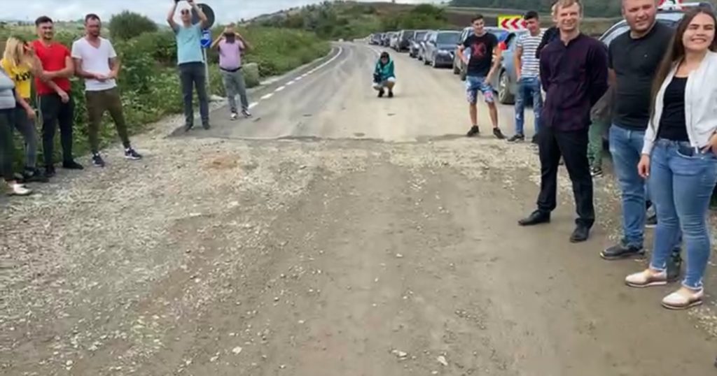 (VIDEO) Protest într-o comună vasluiană din cauza stării proaste a unui drum