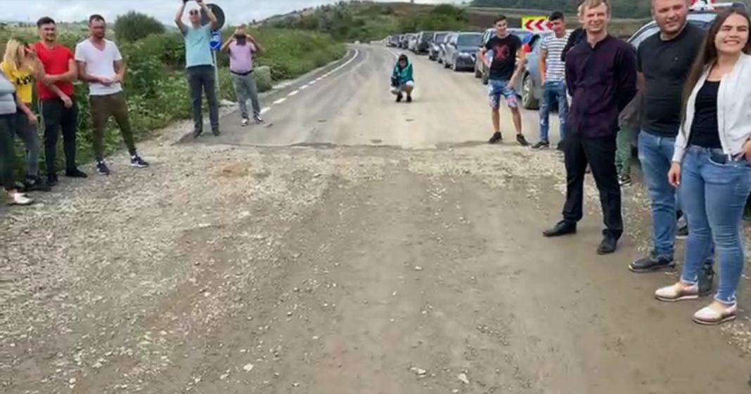 Timp de două ore, zeci de locuitori ai comunei vasluiene Bunești-Averești și-au strigat oful la granița cu comuna Dolhești, Iași