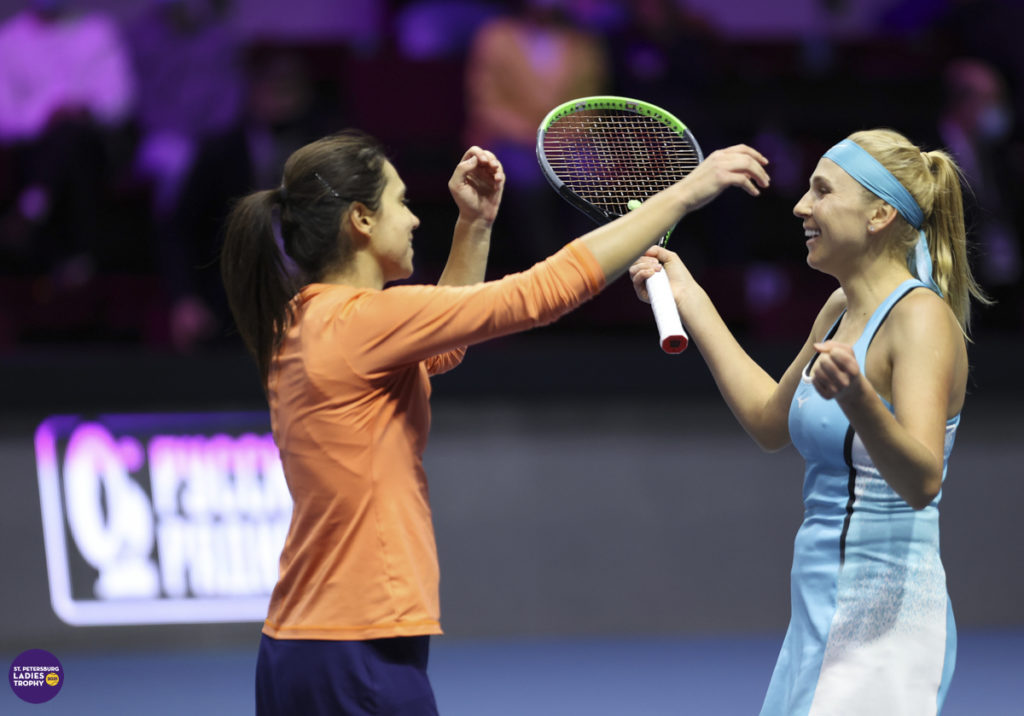 Raluca Olaru şi Nadia Kicenok vor trofeul de la Chicago! Calificare în sferturi