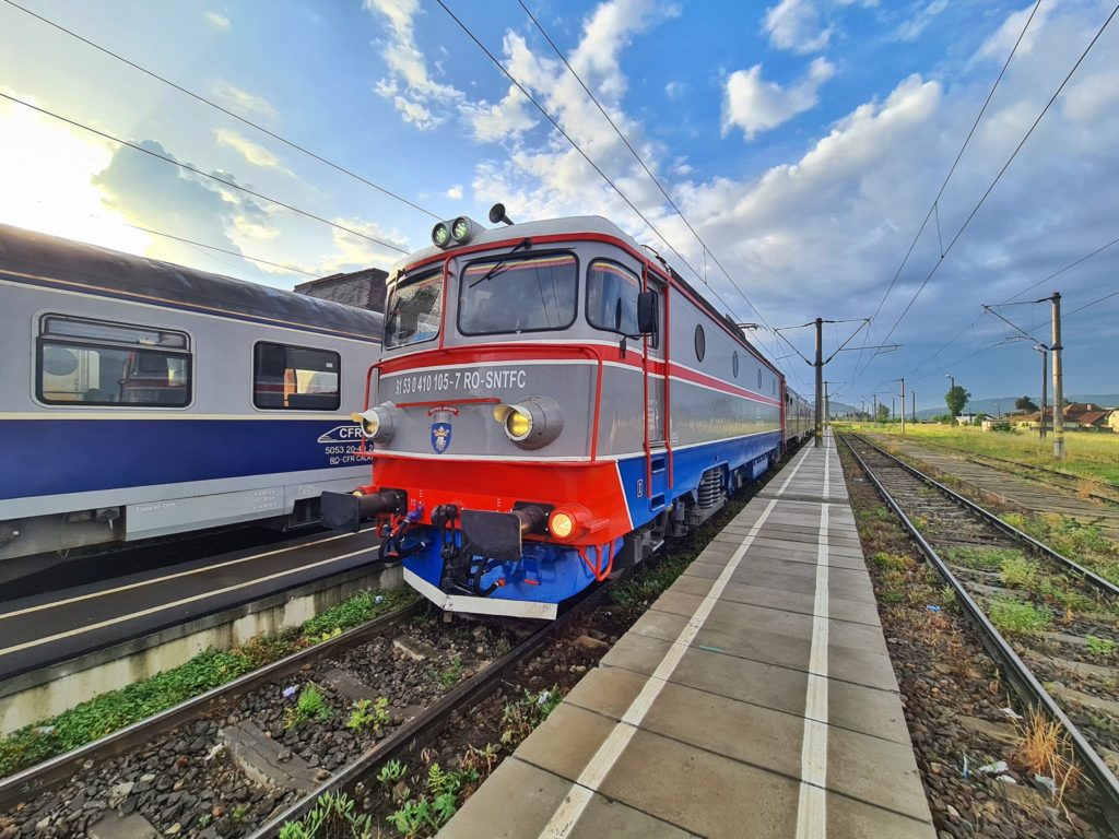 Două adolescente au suferit arsuri după ce s-au urcat pe un tren