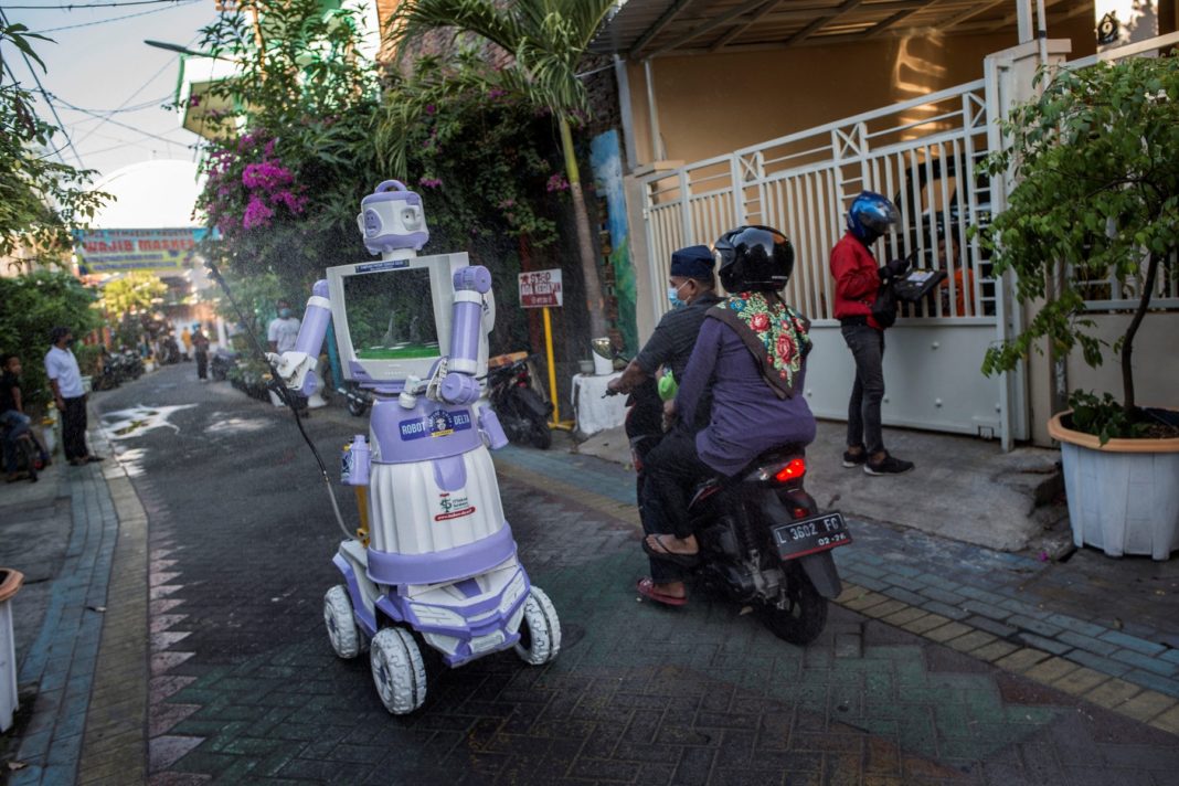 Un robot făcut din vechituri dezinfectează străzile și ajută bolnavii de COVID dintr-un sat din Indonezia