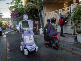 Un robot făcut din vechituri dezinfectează străzile și ajută bolnavii de COVID dintr-un sat din Indonezia