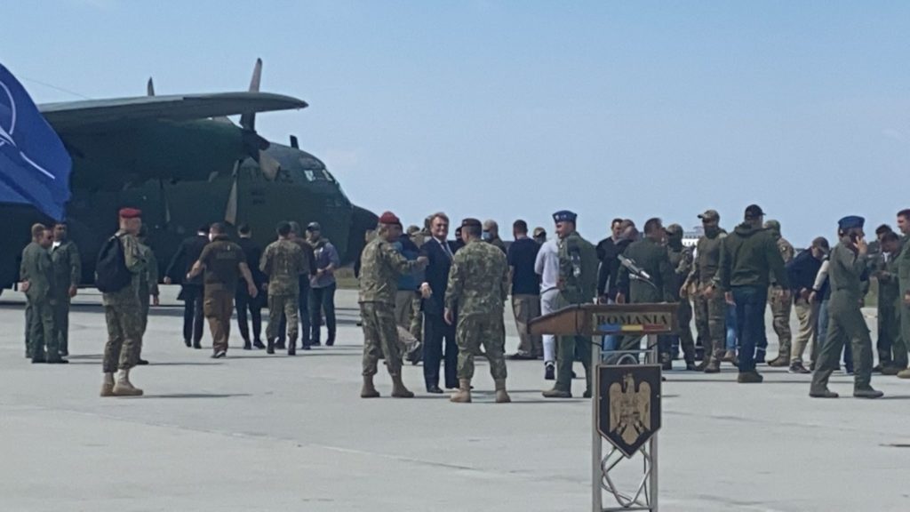 Cei 14 români și patru bulgari extrași din Afganistan au ajuns în România