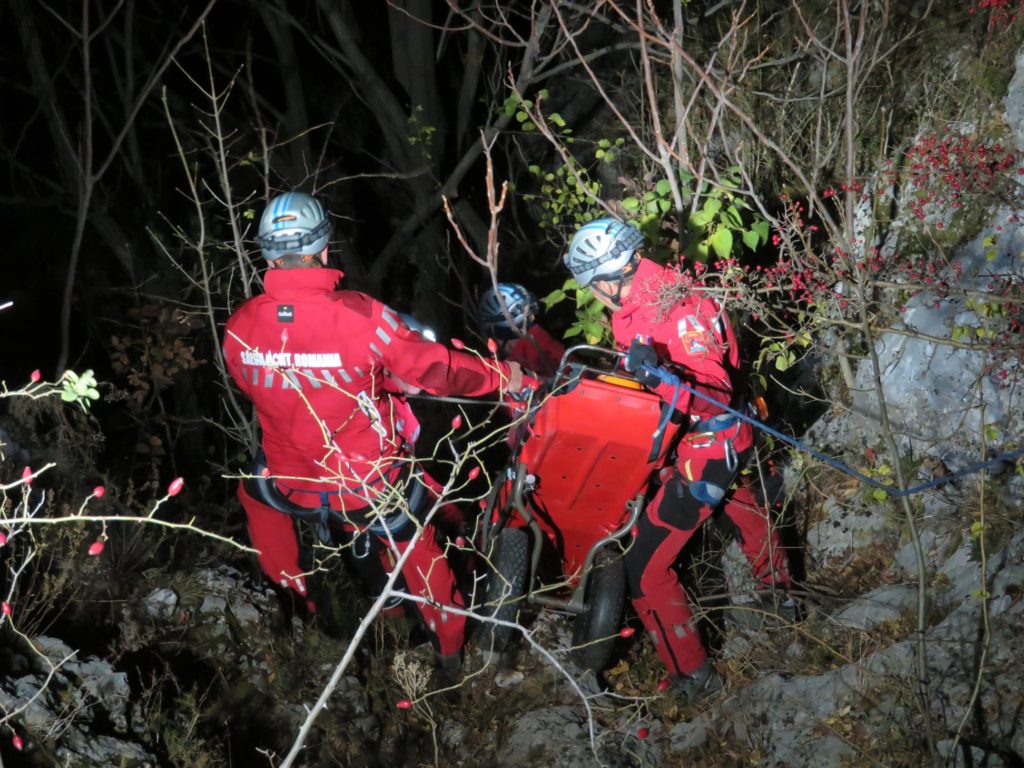Bărbat rătăcit în Munții Godeanu, căutat de salvamontiști