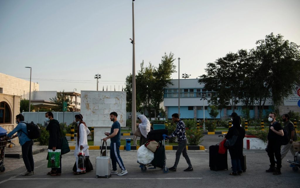 Mii de persoane din Afganistan, evacuate de armata americană