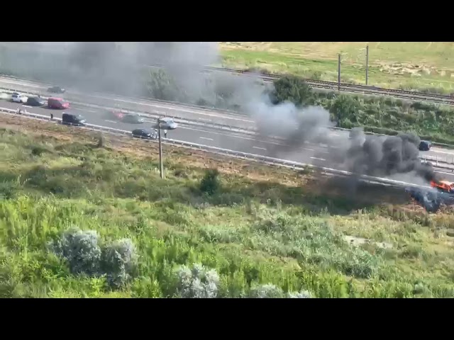 (VIDEO) Maşină în flăcări pe Autostrada Soarelui