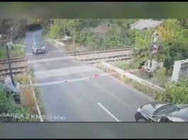 Mașina care a rupt barierele înainte de trecerea trenului s-a răsturnat o oră mai târziu