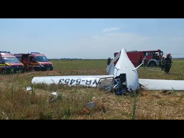 (VIDEO) Doi răniți în urma prăbușirii unui avion de mici dimensiuni la Chitila
