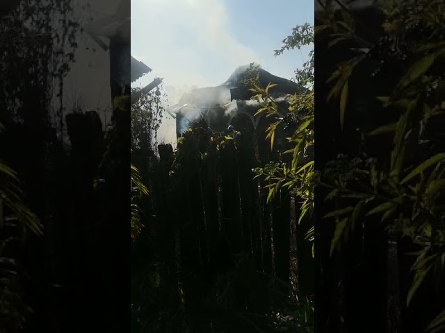 (VIDEO) Gorj: Bărbat intoxicat cu fum în timp ce încerca să stingă un incendiu