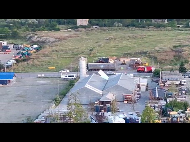 Incendiu la o hală în care erau depozitate butelii de gaz și vopsea