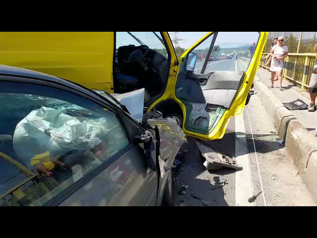 Impact între un autoturism şi o autoutilitară, în apropiere de Filiaşi