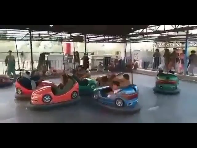 (VIDEO) În timp ce afganii încearcă să părăsească țara, talibanii se dau în mașinuțe