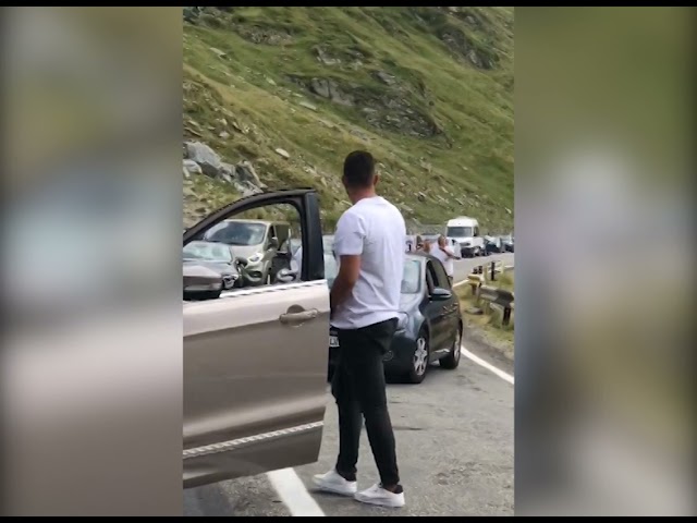 (VIDEO) Bătaie între doi șoferi pe Transfăgărășan din cauza aglomerației
