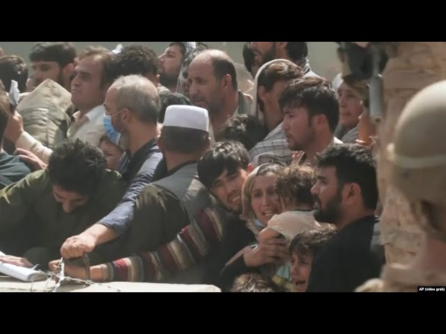 (VIDEO) Şapte persoane au murit în haosul din apropierea aeroportului din Kabul