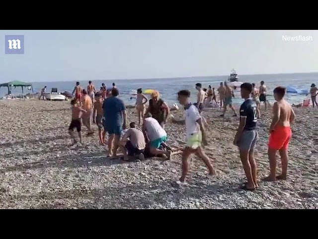 Traficanți de droguri care fugeau de polițiști, prinși de turiști aflați la plajă