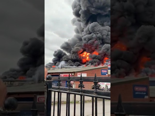 (VIDEO) Explozii și incendiu de proporții în Leamington Spa