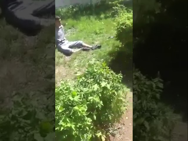 ( VIDEO) Caz revoltător! Copil lovit de mașină, lăsat pe jos de angajații unui centru de plasament