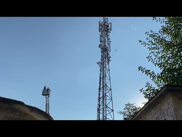 (VIDEO) Târgu Jiu: O femeie amenință că se aruncă de pe un stâlp de electricitate