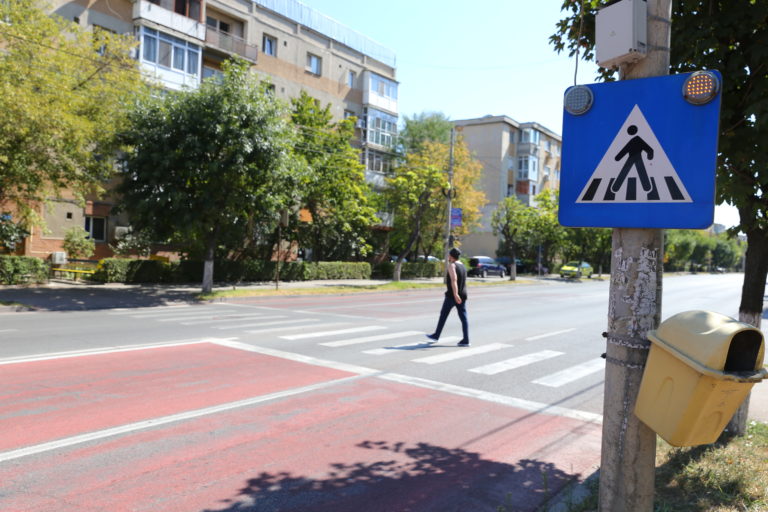 Siguranţa circulaţiei din Craiova. Trecerea de pietoni de la intersecţia bulevardului Dacia cu strada 1 Decembrie 1918, unde a avut loc accidentul mortal din data de 14 august, este marcată cu indicator cu semnalizare luminoasă.