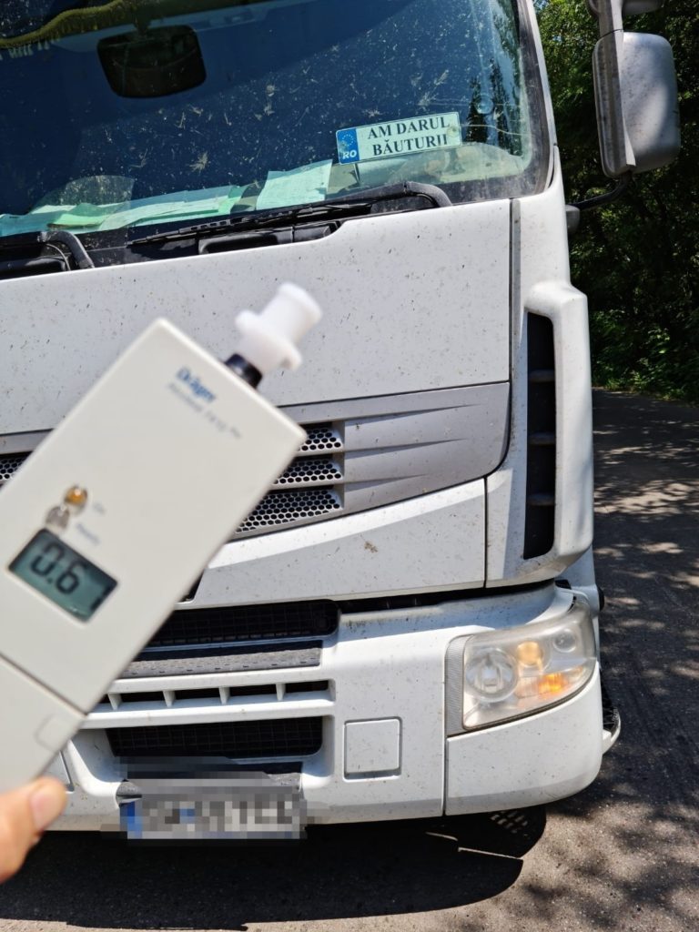 Un şofer de tir care avea în parbriz o plăcuță cu „Am darul băuturii“, oprit în trafic. Polițiștii au constatat că avea dreptate