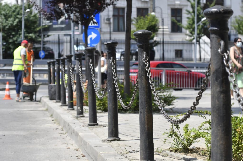 Stâlpi de protecţie pe unele trotuare din Craiova