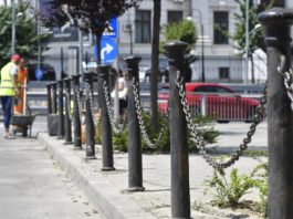 Primăria Craiova cumpără 211 stâlpi de fontă pentru delimitarea trotuarelor de partea carosabilă. Astfel de stâlpi au fost deja montaţi în zona centrală a municipiului.