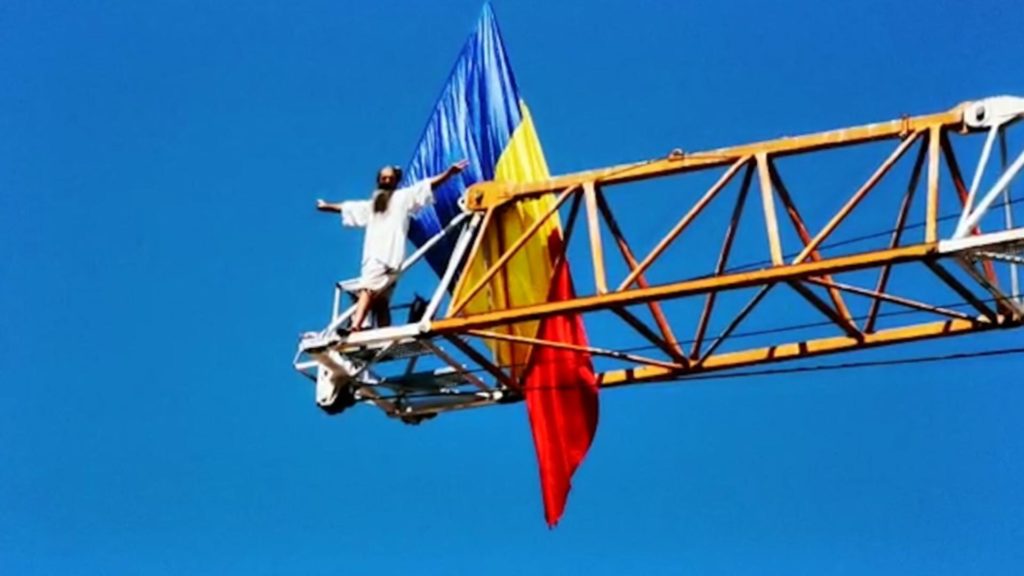 „Stegarul dac” protestează urcat pe o macara din Piața Romană