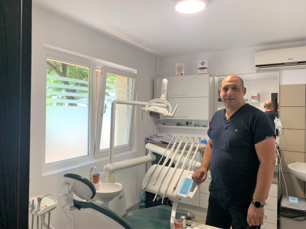 Dr. Cristi Zdrîncă, despre beneficiile implantului dentar