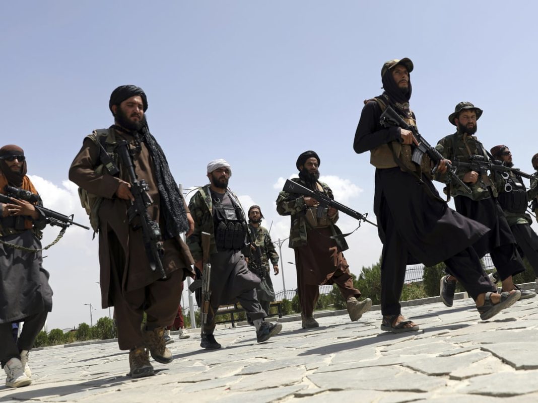 Un reporter și un cameraman de la un post afgan de ştiri, bătuți de talibani
