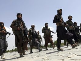 Un reporter și un cameraman de la un post afgan de ştiri, bătuți de talibani