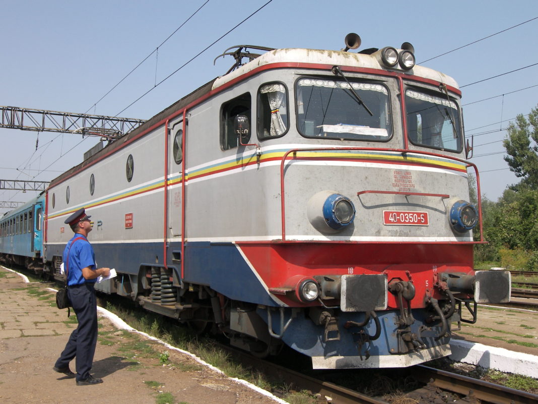 Un tren a rămas blocat, în câmp, în județul Olt