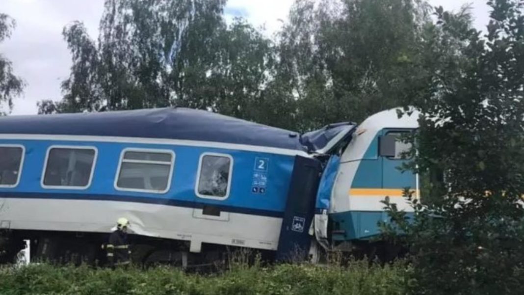 Două trenuri cu pasageri s-au ciocnit frontal. Morți și zeci de răniți raportați