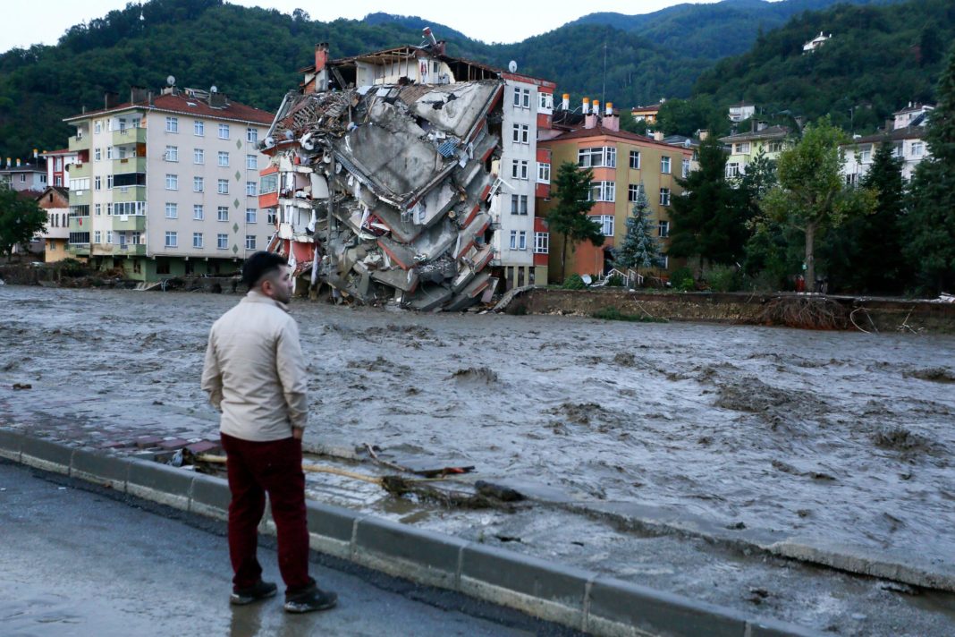 27 de morţi în urma inundaţiilor din nordul Turciei