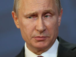 Putin acordă prime militarilor şi poliţiştilor şi ajutoare pensionarilor, înainte de alegeri