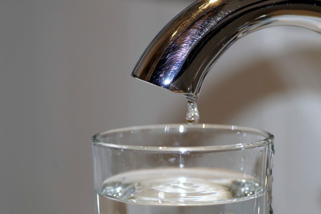 Care sunt staţiile cu apă nepotabilă din Dolj. Nitraţii, amoniul şi bacteriile, principalele probleme